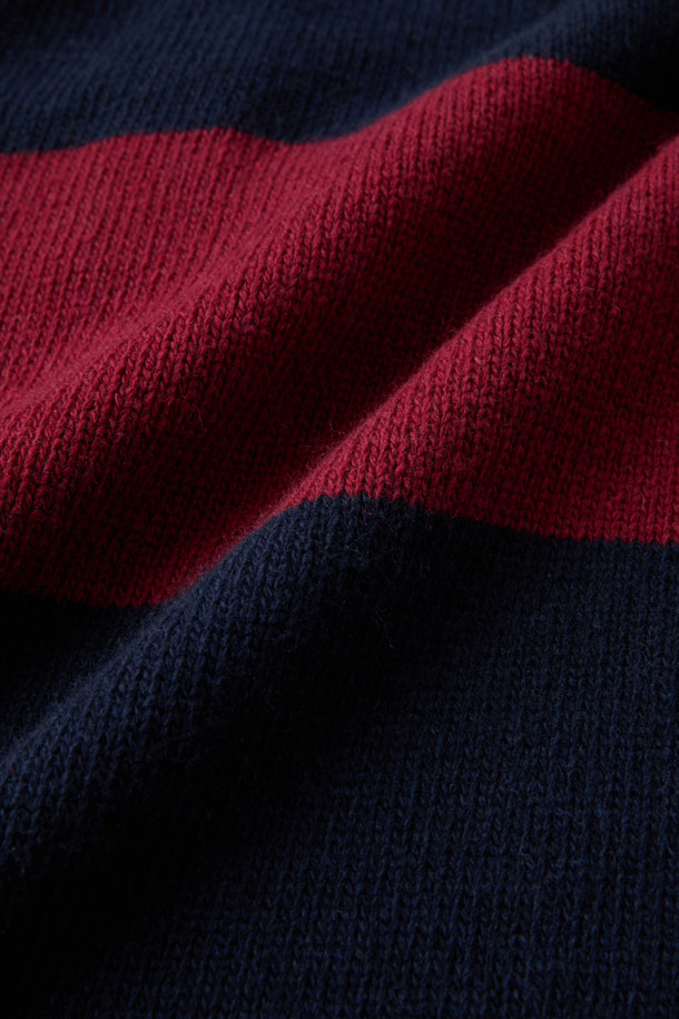 **다니엘 에피에솔리(DANIELE FIESOLI) 블록 칼라 스웨터**는 남성용 니트/스웨터로, 가을과 겨울에 활용하기 좋은 아이템입니다. 네이비, 버건디, 화이트 컬러 블록과 럭비 셔츠 디자인, 하프 단추 디테일, 화이트 칼라 배색이 특징이며, 클래식 및 캐주얼 스타일을 모두 소화할 수 있습니다. 울 80%, 나일론 20% 혼방 소재로 제작되어 포근한 촉감을 선사합니다. 레귤러핏에 긴소매 기장으로, 데이트룩, 가을 나들이룩, 겨울 데일리룩 등 다양한 TPO에 맞춰 미니멀한 스타일을 연출해보세요.
