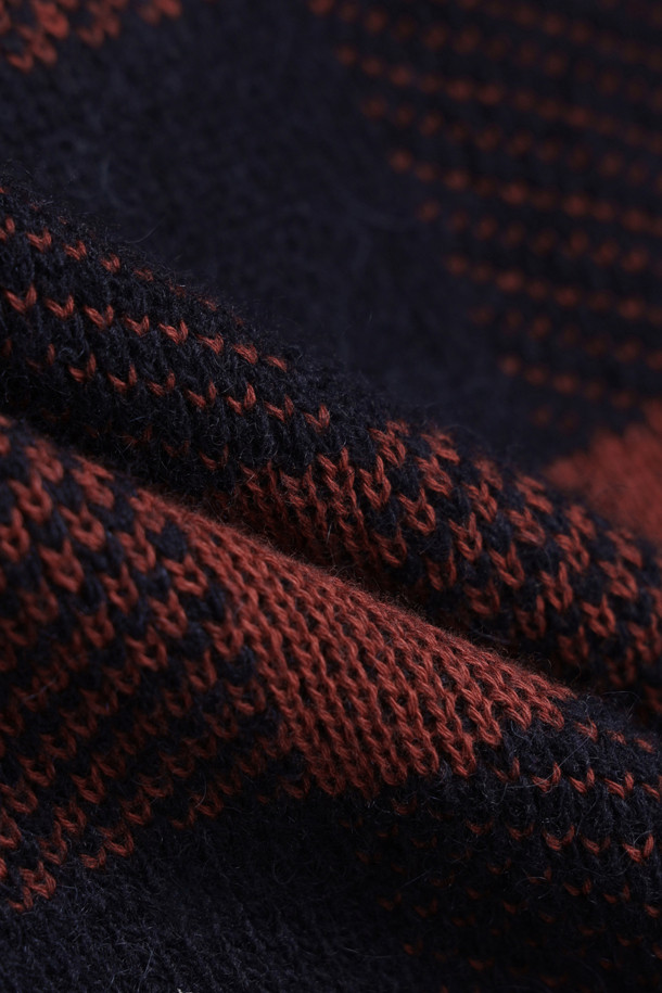 **DANIELE FIESOLI(다니엘 피에졸리) 패턴 가디건**은 가을, 겨울 시즌에 어울리는 상의 니트 가디건입니다. 부드러운 알파카와 울 혼방 소재로 제작되어 뛰어난 보온성을 제공하며, 적당한 두께감으로 편안한 착용감을 선사합니다. 빈티지 스타일의 체크 패턴과 플랩 포켓 디테일이 돋보이며, 버튼 여밈 방식으로 간편하게 착용할 수 있습니다. 레드, 블루 두 가지 컬러로 출시되어 다양한 겨울 데일리룩, 모임룩, 카페룩에 클래식, 캐주얼, 미니멀 스타일을 더할 수 있습니다. 긴 소매 기장으로 겨울철에도 따뜻하게 스타일을 연출할 수 있습니다.
