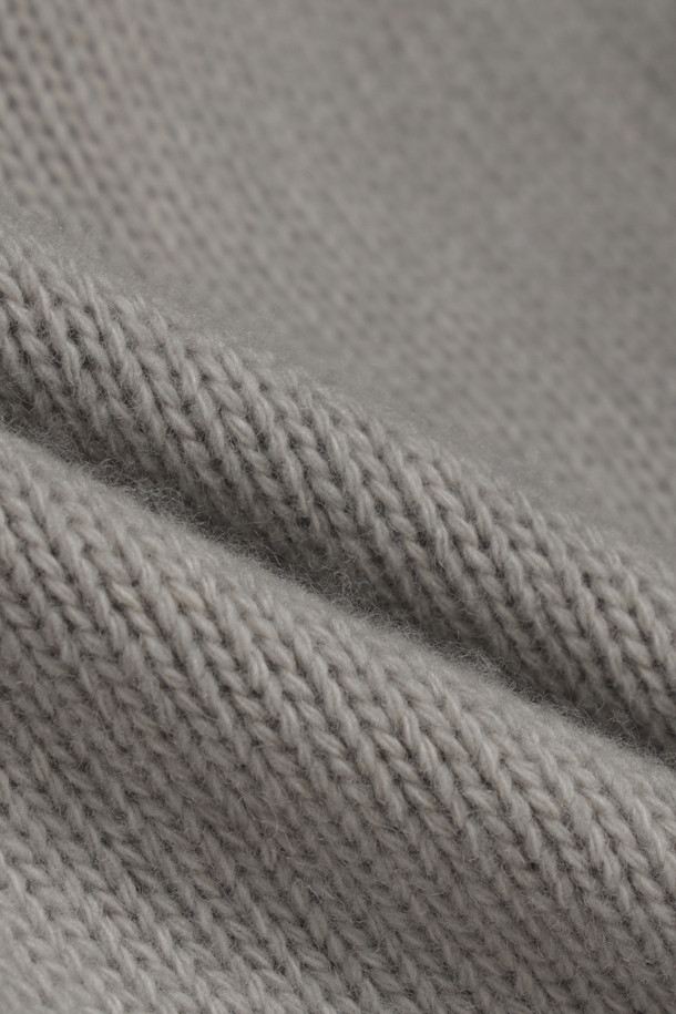 DANIELE FIESOLI(다니엘 피에졸리) 베이직 가디건은 가을, 겨울 시즌에 어울리는 스탠다드핏의 브이넥 가디건입니다. 부드러운 촉감의 울 소재로 제작되었으며, 더블 져지 조직과 밀라노 조직으로 고급스러운 디테일을 더했습니다. 무지 패턴의 그레이 컬러로, 베이직하면서도 클래식한 스타일을 연출합니다. 긴 소매와 버튼 디테일이 특징이며, 일상, 오피스룩, 모임룩 등 다양한 TPO에 활용하기 좋습니다. 혼합사를 사용하여 제작되어, 더욱 특별한 가치를 선사합니다.
