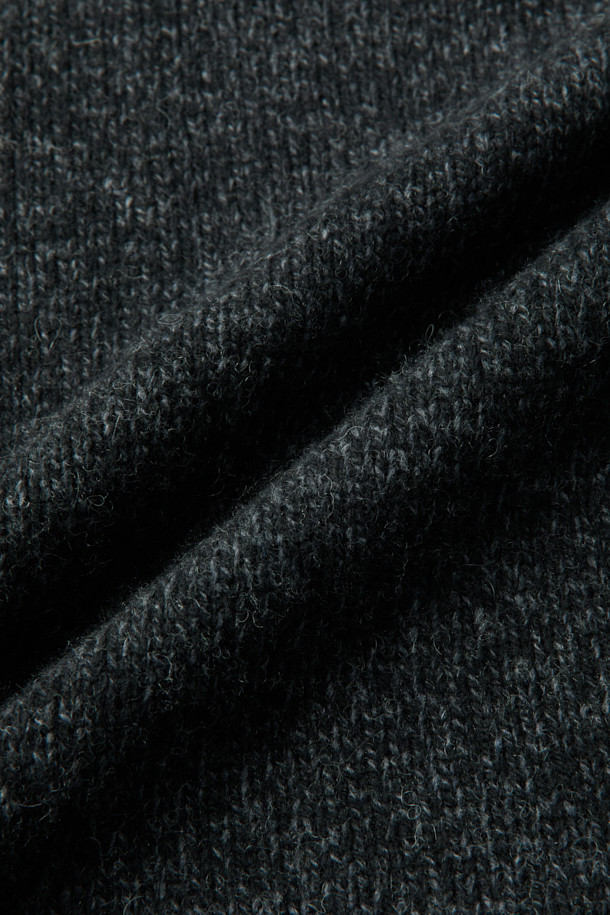 WOOL AND CO (울 앤 코) 다이드 소프트 울 스웨터는 다양한 톤의 그린 얀을 믹스하여 세련된 분위기를 연출합니다. 부드러운 촉감의 울 소재로 제작되었으며, 로우게이지 편직 기법을 사용하여 포근함을 더했습니다. 두꺼운 립조직의 하프넥 디자인이 특징이며, 겨울철 보온성을 높여줍니다. 출근룩과 모임룩 모두에 잘 어울리는 베이직 스타일의 레귤러핏 스웨터입니다. 클래식, 미니멀, 캐주얼 등 다양한 스타일 연출이 가능합니다.
