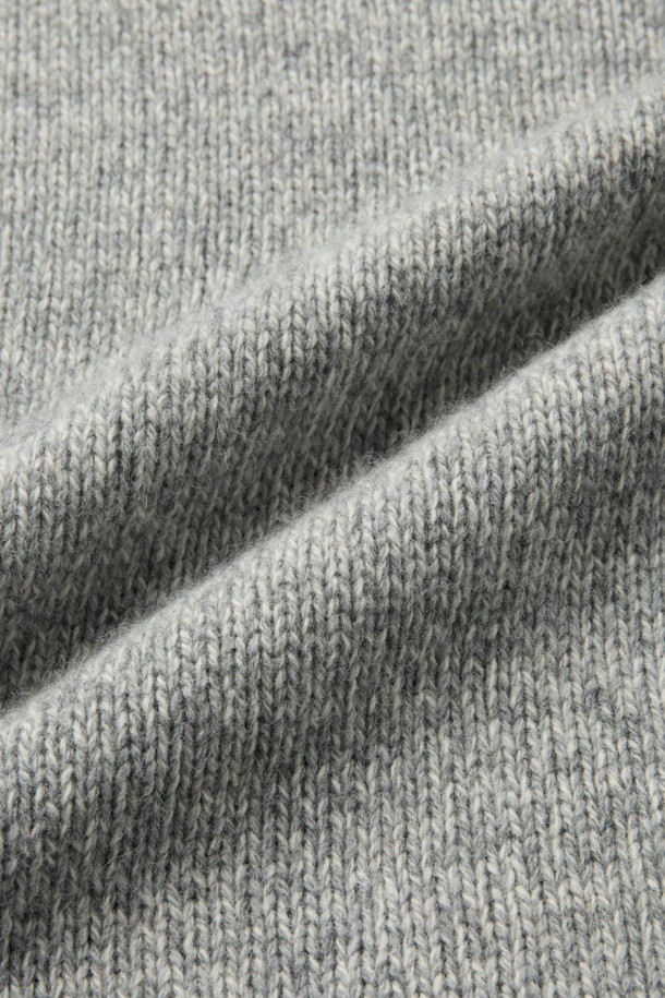 WOOL AND CO(울 앤 코) 다이드 소프트 울 스웨터는 다양한 톤의 그린 얀을 믹스하여 은은한 멋을 더한 하프넥 스웨터입니다. 부드러운 촉감의 울 소재와 두꺼운 두께감으로 겨울철 보온성을 높였습니다. 레귤러 핏에 무지 디자인으로, 출근룩과 모임룩 등 다양한 TPO에 활용 가능합니다. 로우게이지 편직과 두꺼운 립조직 디테일이 특징이며, 클래식, 미니멀, 캐주얼 스타일 모두 소화 가능한 베이직 아이템입니다. 긴 소매 기장의 레귤러 핏으로 편안하게 착용할 수 있습니다.
