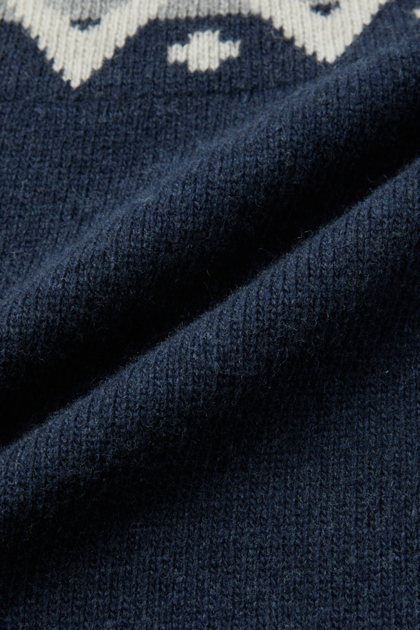 이탈리아 감성의 WOOL AND CO(울 앤 코) 패턴 스웨터입니다. 네이비, 화이트, 그레이 3가지 색상으로 출시되었으며, 클래식한 무드의 페어아일 및 노르딕 패턴이 돋보입니다. 고급스러운 울 소재로 제작되어 부드러운 촉감을 선사하며, 두께감 있는 레귤러핏 긴소매 디자인으로 가을, 겨울철 데이트룩, 출근룩 등 다양한 일상 스타일에 활용하기 좋습니다.
