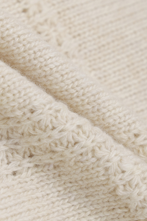 WOOL & CO (울 앤 코) 패턴 가디건은 가을, 겨울 시즌에 어울리는 포근한 울 소재의 니트 가디건입니다. 베이지, 아이보리 두 가지 색상으로 출시되었으며, 클래식하고 베이직한 스타일을 연출하기 좋습니다. 루즈핏으로 편안하게 착용 가능하며, 긴 소매와 두꺼운 두께감으로 따뜻함을 더했습니다. 입체적인 케이블 및 패턴 짜임 디테일과 톤온톤 버튼, 여유로운 실루엣이 특징이며, 출근룩이나 모임룩 등 다양한 TPO에 활용 가능합니다.
