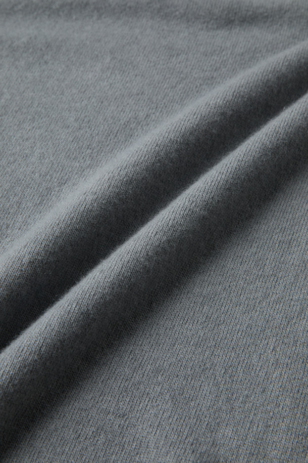 WOOL & CO (울앤코) 버튼 칼라 스웨터는 고급 메리노 울 소재로 제작되어 부드러운 촉감과 두꺼운 두께로 뛰어난 보온성을 제공합니다. 차분한 그레이 컬러에 무지 패턴으로 디자인되어 클래식하면서도 미니멀한 스타일을 연출하며, 레귤러 핏과 긴소매 기장으로 편안한 착용감을 선사합니다. 버튼 칼라 디테일이 돋보이는 이 스웨터는 출근룩, 비즈니스 캐주얼, 겨울 데일리룩 등 다양한 TPO에 활용 가능합니다. 가벼운 착용감으로 활동성을 높여주어 가을, 겨울 시즌 내내 따뜻하고 스타일리시하게 즐길 수 있습니다.
