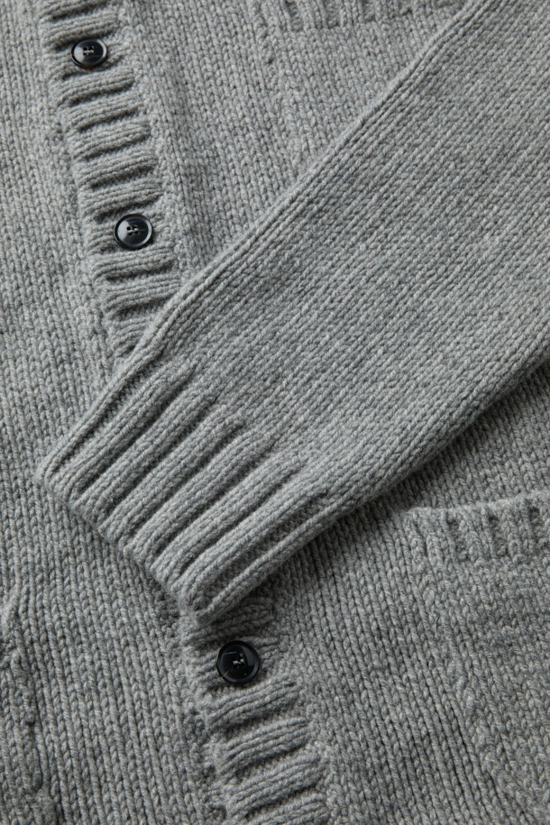 ORIGINAL VINTAGE STYLE 로우 가디건은 가을, 겨울 시즌에 어울리는 상의로, 80% 울과 20% 폴리아미드 혼방 소재로 제작되어 보온성과 내구성이 뛰어납니다. 클래식하고 베이직한 스타일로, 브이넥 디자인과 루즈핏으로 편안한 착용감을 선사하며, 가슴 포켓과 패치 포켓 디테일이 돋보입니다. 특히, 와이드 립(Wide rib) 디테일이 돋보이며, 톤 다운된 그레이 컬러로 겨울 데일리룩과 출근룩에 미니멀한 포인트를 더합니다. 긴 소매 기장으로 따뜻함을 더하며, 부드러운 촉감으로 편안하게 착용할 수 있습니다.
