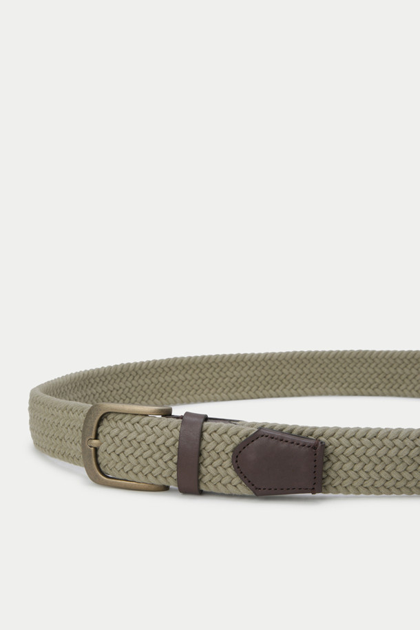 면 엘라스틱 벨트는 캐주얼, 베이직 스타일의 공용 벨트로, 카키와 브라운 두 가지 색상으로 제공됩니다. 면 소재에 엘라스틱을 더해 신축성을 높여 편안한 착용감을 선사하며, 엮음 패턴의 브레이드 디자인이 특징입니다. 버클 여밈 방식으로 간편하게 사이즈 조절이 가능하며, 데일리룩과 여행룩 등 다양한 TPO에 활용할 수 있습니다. 미니멀한 디자인으로 어떤 스타일에도 잘 어울려 활용도가 높습니다.
