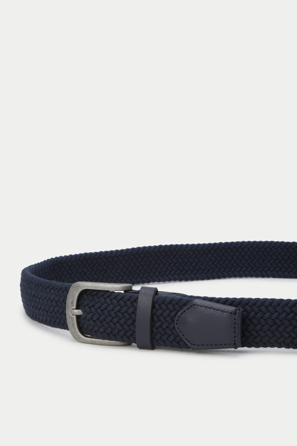 "면 엘라스틱 벨트"는 캐주얼하고 미니멀한 스타일을 추구하는 분들을 위한 데일리 벨트입니다. 네이비 컬러의 무지 디자인으로, 여행룩에도 잘 어울립니다. 이태리 수입 면 소재와 탄성이 우수한 엘라스틱 소재를 사용하여 편안한 착용감을 제공합니다. 버클 디테일로 포인트를 더했으며, 사이즈 조절이 용이하여 다양한 체형에 맞춰 착용할 수 있습니다. 사계절 내내 활용 가능한 실용적인 아이템입니다.
