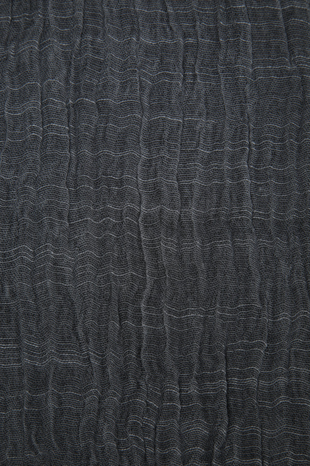 차콜 조직감 머플러는 가을, 겨울 시즌에 따뜻함과 스타일을 더해줄 머플러입니다. 레이온과 아크릴 혼방 소재로 제작되어 부드러운 촉감을 선사하며, 빈티지한 스타일의 조직감 패턴이 특징입니다.  일상, 산책, 카페 등 다양한 TPO에 활용하기 좋으며, 클래식, 미니멀, 캐주얼 룩에 모두 잘 어울립니다. 워싱 디테일이 돋보이며, 이염에 주의하여 단독 세탁하는 것을 권장합니다.  주름이 생길 수 있으니 주의하여 관리해주세요.
