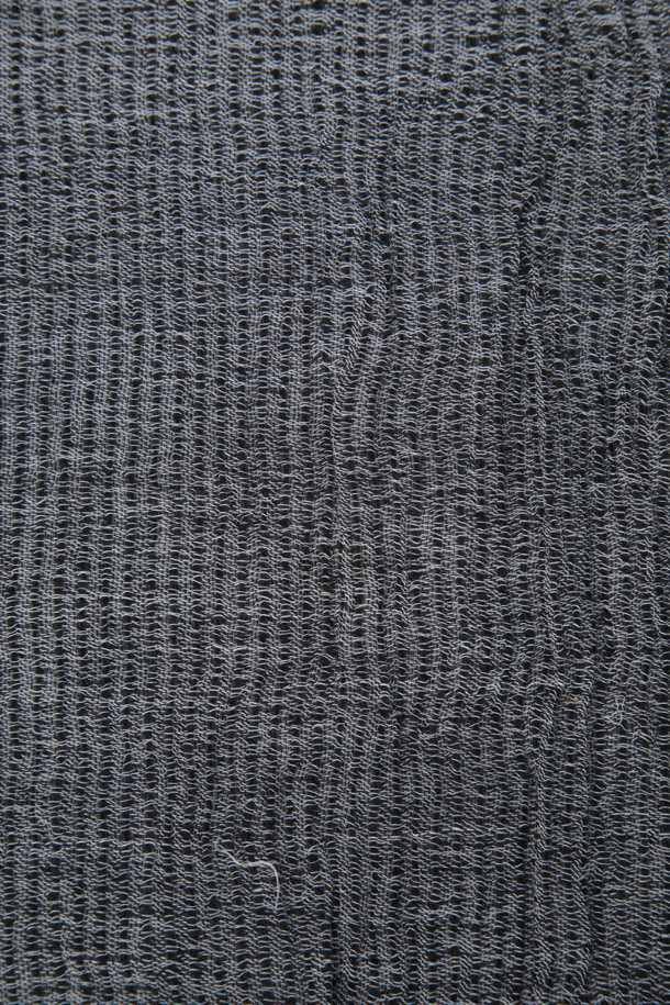 그레이 스트라이프 패턴 머플러는 레이온, 폴리에스터, 아크릴, 면 혼방 소재로 제작되어 부드러운 촉감을 자랑합니다. 얇은 두께감으로 가을 나들이룩, 겨울 데일리룩, 여행룩 등 다양한 TPO에 활용하기 좋습니다. 빈티지한 스타일(무드)과 클래식, 미니멀, 레트로 스타일을 아우르는 디자인으로, 워싱 디테일과 스트라이프 패턴이 돋보입니다. 이염에 주의하여 단독 세탁하는 것을 권장하며, 주름이 질 수 있으니 보관에 유의해주세요.
