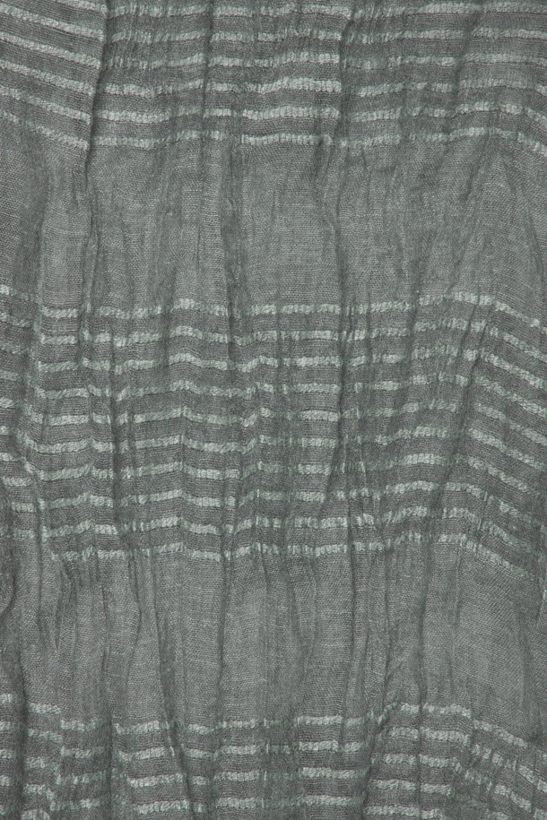 그레이 스트라이프 조직감 머플러는 부드러운 촉감의 폴리에스터와 아크릴 혼방 소재로 제작되어 가을, 겨울철 따뜻하게 사용할 수 있습니다. 빈티지 스타일의 스트라이프 패턴과 주름 디자인이 특징이며, 워싱 처리된 조직감으로 은은한 멋을 더했습니다. 클래식, 캐주얼, 미니멀 등 다양한 스타일에 매치하여 폭넓은 연출이 가능합니다. 일상생활에서 활용하기 좋은 머플러로, 당신의 겨울 스타일링에 포인트를 더해보세요.
