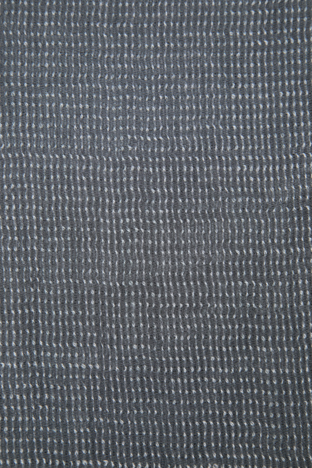 부드러운 촉감의 카키 그레이 컬러 그레이 블록 패턴 머플러입니다. 레이온, 면, 린넨 혼방 소재로 제작되어 가을, 겨울에 따뜻하게 착용하기 좋습니다. 워싱 처리된 빈티지 스타일로, 블록 패턴과 도트 무늬가 돋보입니다. 자연스러운 주름이 멋스러움을 더하며, 캐주얼, 클래식, 레트로 스타일 모두 소화 가능합니다. 가을 나들이룩, 겨울 데일리룩, 산책룩에 활용하여 포근한 분위기를 연출해보세요.
