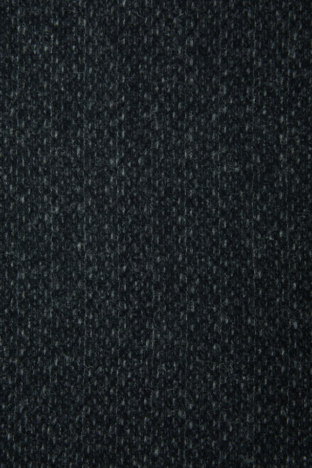 조직감 울머플러는 멜란지 컬러의 울 소재로 제작되어 부드러운 촉감을 선사합니다. 두꺼운 두께감으로 가을, 겨울철 보온성을 높여주며, 베이직한 디자인에 태슬 장식으로 포인트를 더했습니다. 출근룩과 모임룩 등 다양한 TPO에 활용 가능하며, 클래식, 미니멀, 캐주얼 스타일 모두 소화 가능한 아이템입니다. 무지 패턴에 조직감 디테일이 더해져 은은한 멋을 더합니다. 
