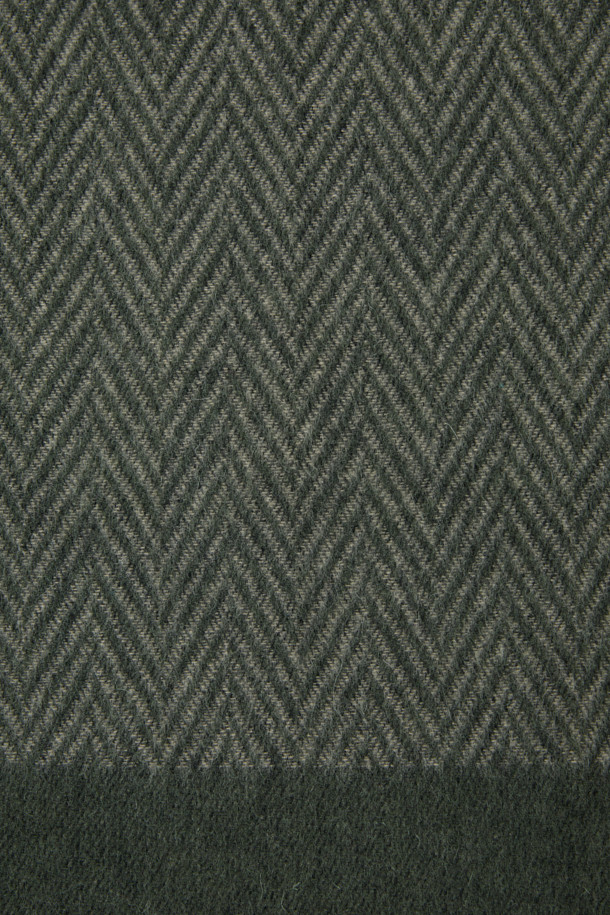 캐시미어 헤링본 머플러는 울 70%와 캐시미어 30%를 혼방하여 부드러운 촉감을 자랑합니다. 카키 색상으로, 헤링본 패턴과 솔리드 패턴이 믹스되어 클래식하면서도 세련된 스타일을 연출합니다. 테슬 디자인 장식으로 포인트를 더했으며, 출근룩이나 모임룩에 활용하기 좋습니다. 가을, 겨울 시즌에 미니멀하고 캐주얼한 스타일을 완성할 수 있는 머플러입니다.
