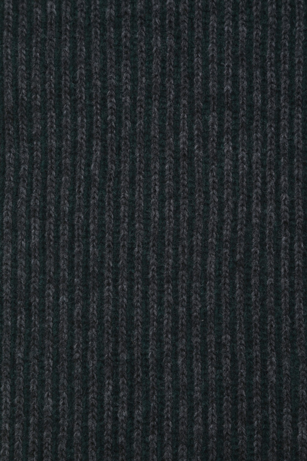 세련된 스타일을 완성하는 스트라이프 슬릿 니트 머플러입니다. 부드러운 울, 캐시미어, 나일론 혼방 소재로 제작되어 뛰어난 촉감과 보온성을 자랑합니다. 그레이 컬러의 투톤 배색과 슬릿 디테일이 돋보이며, 베이직한 디자인으로 출근룩, 모임룩 등 다양한 TPO에 활용 가능합니다. 가을, 겨울 시즌에 클래식, 미니멀, 캐주얼 스타일을 연출하기 좋은 아이템입니다. 두꺼운 두께감으로 따뜻하게 착용할 수 있습니다.
