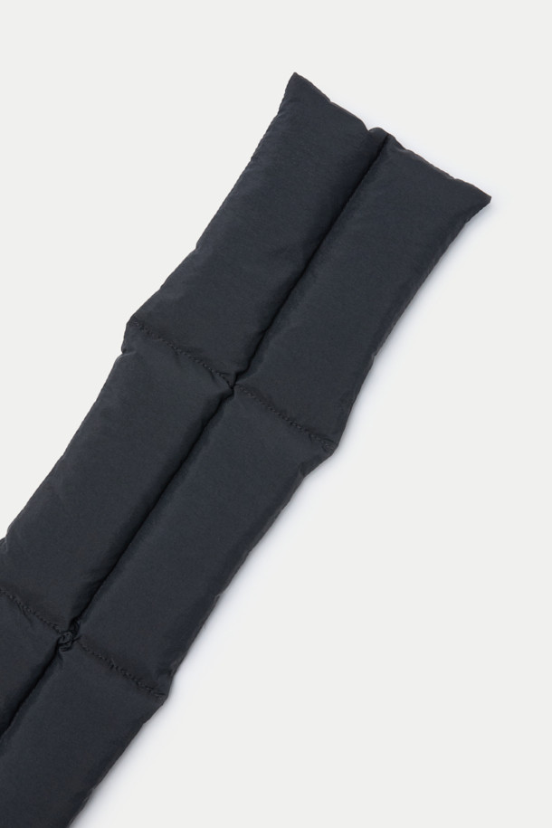 블랙 컬러의 다운 머플러는 겨울철 따뜻함과 스타일을 동시에 잡을 수 있는 필수템입니다. 퀼팅 처리된 폴리에스터 소재로 제작되어 가볍고 보온성이 뛰어나며, 덕다운 충전재를 사용하여 포근함을 더했습니다. 일상복은 물론 여행룩과 산책룩에도 잘 어울리며, 캐주얼, 미니멀, 클래식 스타일 모두 소화 가능합니다. 슬릿 디자인으로 세련된 포인트를 더했으며, 가볍고 휴대성이 좋아 언제 어디서든 간편하게 착용할 수 있습니다. 
