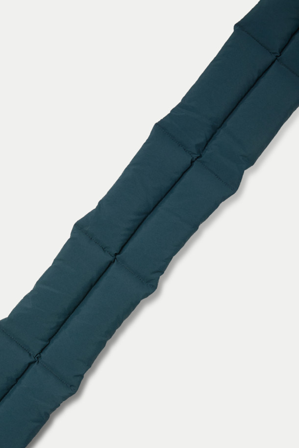 겨울철 보온성을 책임지는 그린 컬러의 다운 머플러입니다. 퀼팅 처리된 디자인으로 캐주얼, 미니멀, 고프코어 스타일을 연출하기 좋습니다. 폴리에스터와 덕다운 소재로 제작되어 가볍고 따뜻하며, 두꺼운 두께감으로 추운 날씨에도 든든하게 착용할 수 있습니다. 슬릿 디테일로 포인트를 더했으며, 휴대성이 좋아 여행룩이나 캠핑룩에 활용하기 좋습니다.
