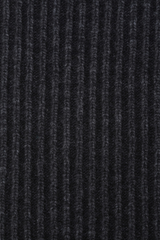 블랙 컬러의 양방향 슬릿 니트 머플러입니다. 울, 캐시미어, 나일론 혼방 소재로 제작되어 부드러운 촉감과 뛰어난 보온성을 자랑합니다. 두꺼운 두께감과 골지/무지 패턴으로 클래식하고 베이직한 스타일을 연출하며, 양면 디자인과 슬릿 디테일로 다양한 스타일을 소화할 수 있습니다. 가을, 겨울철 출근룩과 모임룩에 활용하기 좋은 아이템입니다.
