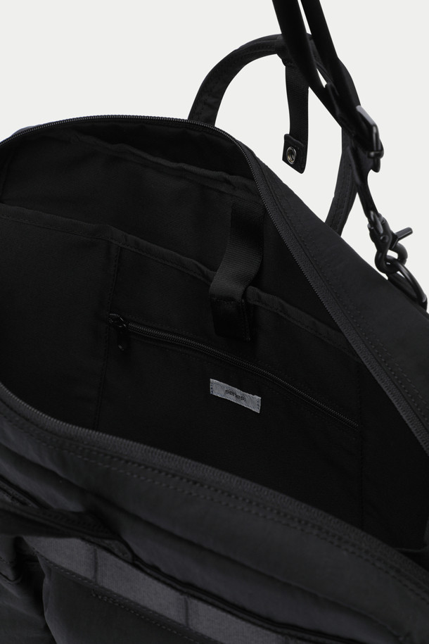 세련된 스타일을 완성하는 남성용 블랙 브리프케이스입니다. 튼튼한 나일론 소재로 제작되어 2WAY(토트백/크로스백) 형태로 활용 가능하며, 미니멀하고 클래식한 매력을 선사합니다. 넉넉한 수납공간을 위해 외부 포켓 3개, 이너 포켓 2개, 노트북 수납공간을 갖추어 실용성을 더했습니다. 왁스코팅 디테일이 돋보이며, 지퍼형 잠금 방식으로 내용물을 안전하게 보호합니다. 출근룩, 비즈니스 캐주얼, 오피스룩 등 다양한 TPO에 완벽하게 어울리는 필수 아이템입니다.
