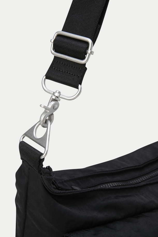 블랙 컬러의 남성용 미디엄 사이즈 나일론 크로스백입니다. 베이직한 디자인에 왁스코팅 마감으로 은은한 멋을 더했습니다. 사각형 디자인으로 넉넉한 수납공간을 제공하며, 아웃포켓 2개와 지퍼형 잠금 방식으로 실용성을 높였습니다. 가볍고 내구성이 뛰어나 출근룩, 여행룩 등 다양한 TPO에 활용하기 좋습니다. 미니멀, 캐주얼, 클래식 스타일을 즐겨 입는 분들에게 추천합니다.
