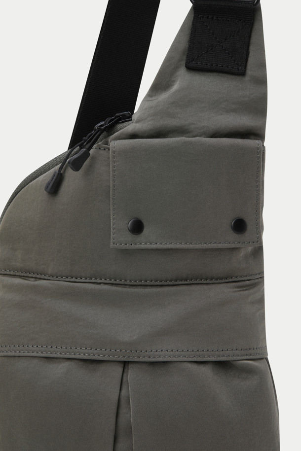 빈티지 슬링백은 나일론 소재의 미디엄 사이즈 가방으로, 무지 패턴에 왁스코팅 디테일이 돋보이는 남성용 슬링백입니다. 데일리룩에 활용하기 좋은 빈티지 스타일로, 미니멀, 캐주얼, 클래식 스타일을 선호하는 분들께 추천드립니다. 넉넉한 수납 공간과 아웃포켓 2개, 경량, 내구성을 갖춰 실용성을 더했습니다. 사각형 디자인으로 디자인적인 매력을 살렸으며, 일상생활에서 편리하게 사용할 수 있습니다.
