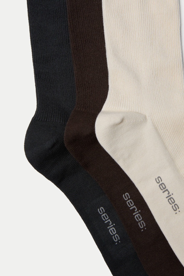 **장목 3족 세트**는 남성분들을 위한 클래식, 미니멀, 캐주얼 스타일의 장목 양말 3족 세트입니다. 부드러운 면 소재로 제작되어 편안한 착용감을 선사하며, 발목 기장 20cm로 제작되어 다리가 길어 보이는 효과를 줍니다. 블랙, 브라운, 아이보리 세 가지 색상으로 출시되어 출근룩, 비즈니스 캐주얼, 겨울 데일리룩 등 다양한 TPO에 활용하기 좋습니다. 양말 바닥면에는 로고 장식이 더해져 은은한 포인트를 더했습니다. 골지 패턴 디자인으로 디자인의 완성도를 높였습니다.
