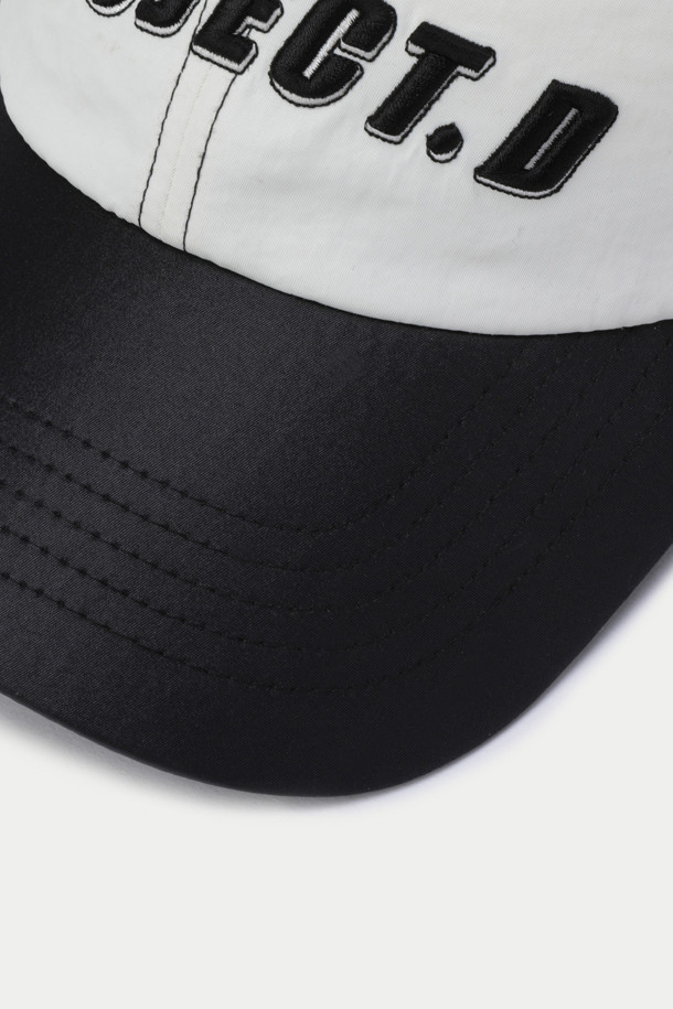 series - Initial-D(이니셜 D) Project D(프로젝트 D) 로고 캡은, 블랙과 화이트 두 가지 색상으로 출시되어 다양한 스타일에 매치하기 용이한 볼캡입니다. PROJECT.D(프로젝트 D) 로고 자수 디테일이 돋보이며, 은은한 광택감이 고급스러운 느낌을 더합니다. 캐주얼, 미니멀, 스트리트 스타일을 즐겨 입는 분들께 추천드리며, 가볍게 동네 마실룩이나 산책룩을 연출하기 좋습니다. 봄, 여름, 가을, 세 계절 모두 착용 가능한 실용적인 아이템입니다.
