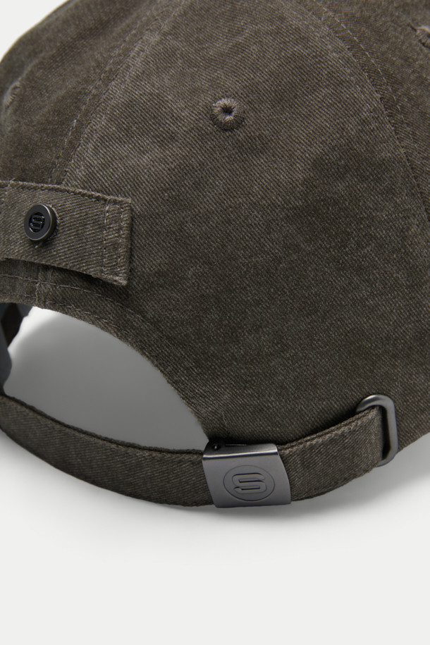 빈티지 워싱 볼캡은 면 소재로 제작되어 부드러운 촉감을 선사하며, 일상에서 편안하게 착용하기 좋습니다. 워싱 처리된 면 소재와 자수 패턴이 빈티지한 스타일을 연출하고, 캐주얼한 무드를 더합니다. 버클과 리벳 디자인은 모자 챙의 모양을 잡아주며, 스타일리시함을 더합니다. 사이즈 조절 기능으로 머리 둘레에 맞게 편안하게 착용할 수 있으며, 흡습 기능으로 쾌적함을 유지합니다.
