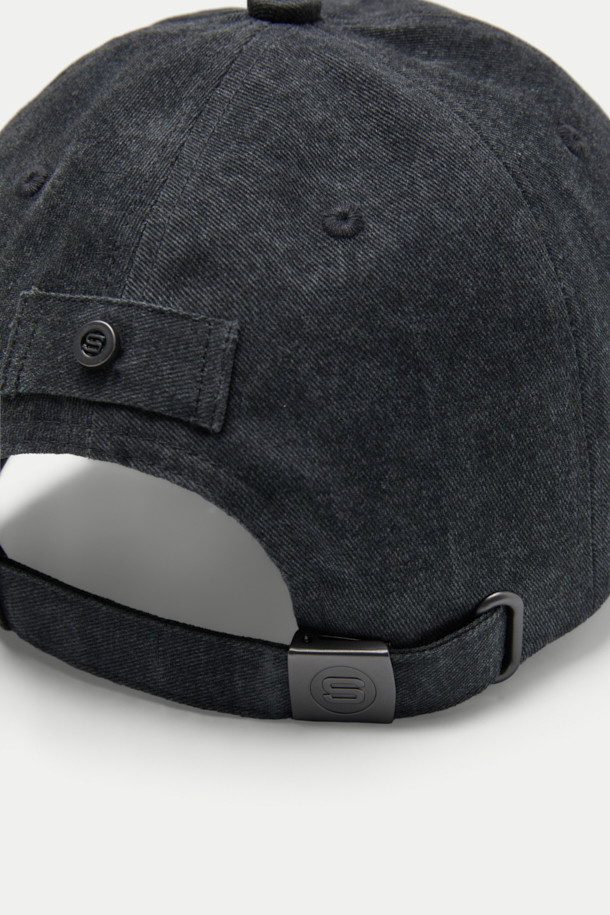 빈티지 워싱 볼캡은 면 소재로 제작되어 부드러운 촉감을 자랑하며, 캐주얼하고 빈티지한 스타일을 연출합니다. 일상생활과 산책, 캠핑룩에 잘 어울리며, 로고 자수와 버클, 리벳 디자인으로 포인트를 더했습니다. 사이즈 조절 기능과 흡습 기능이 있어 편안하게 착용할 수 있습니다. 미니멀한 스타일을 선호하는 분들께도 추천하는 아이템입니다.
