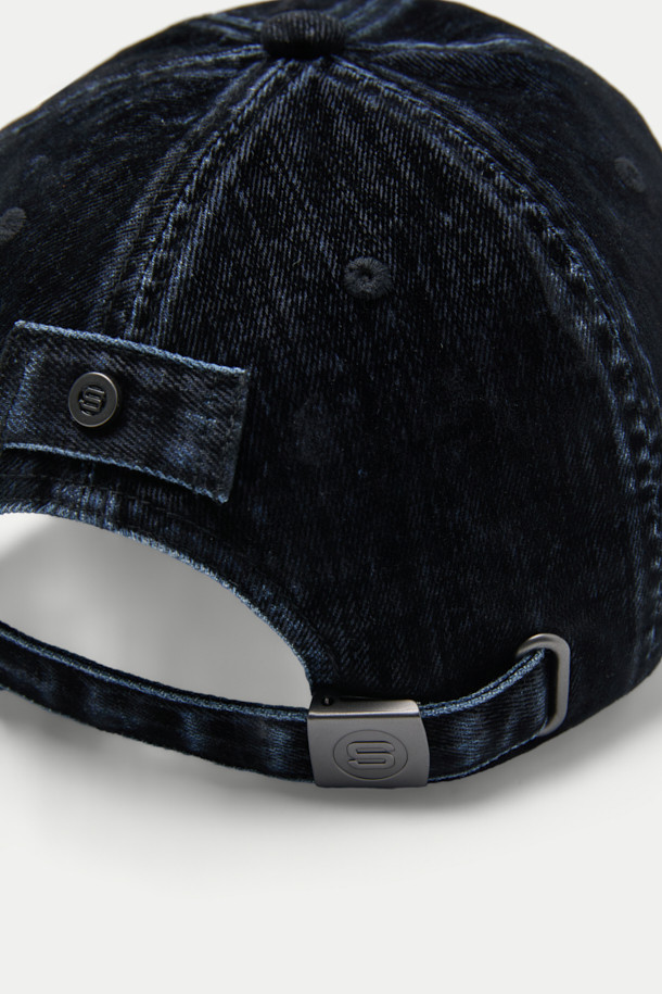 빈티지 워싱 벨베틴 볼캡은 캐주얼한 스타일을 연출하기 좋은 모자입니다. 데님과 벨베틴 소재를 사용하여 부드러운 촉감과 빈티지한 분위기를 동시에 느낄 수 있습니다. 블랙 컬러에 로고 자수와 버클, 리벳 장식이 포인트로 더해져 트렌디함을 더했습니다. 사이즈 조절이 가능하며, 흡습 기능으로 쾌적하게 착용할 수 있습니다. 일상생활에서 개성 있는 스타일을 완성해 보세요.
