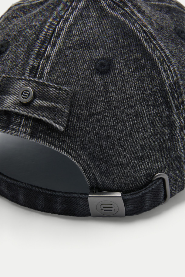 블랙 데님 볼캡은 캐주얼 스타일에 어울리는 모자입니다. 데님 소재에 워싱 처리를 더해 빈티지한 느낌을 살렸으며, 로고 자수와 버클, 리벳 등의 디자인 장식이 돋보입니다. 사이즈 조절 기능과 흡습 기능으로 편안한 착용감을 제공하며, 일상생활에서 폭넓게 활용할 수 있습니다. 어떤 스타일에도 잘 어울려 데일리 아이템으로 활용하기 좋습니다.
