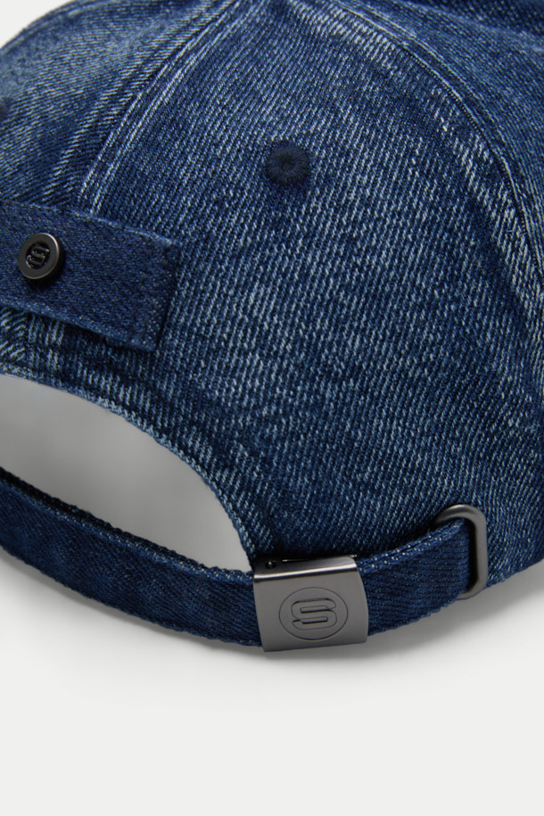 인디고 데님 볼캡은 캐주얼한 스타일을 즐기는 분들을 위한 아이템입니다. 데님 소재로 제작되어 빈티지한 무드를 연출하며, 자수 디테일이 포인트로 들어가 있습니다. 일상복에 편안하게 매치하여 산책룩을 완성하기 좋습니다. 사이즈 조절 기능과 흡습 기능으로 편안한 착용감을 선사하며, 리벳과 버클 장식이 디자인의 완성도를 높입니다.
