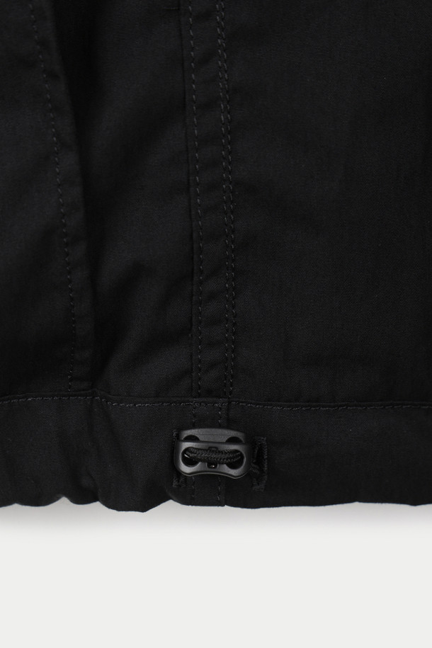 SAGE DE CRET (사지 드 크레) 코튼 트윌 타입라이터 파카는 남성용 아우터로, 봄, 가을 시즌에 적합한 숏 파카입니다. 부드러운 촉감의 면, 나일론 혼방 소재로 제작되었으며, 오버핏 실루엣과 무지 디자인이 특징입니다. 밀리터리, 모던 스타일을 기반으로, 후드, 사이드 포켓, 허리 및 밑단 드로우스트링, 소매 밴딩, YKK 지퍼 등의 디테일이 돋보입니다. 일상, 여행, 가을 나들이 등 다양한 TPO에 캐주얼, 미니멀, 시티보이 스타일로 활용하기 좋습니다. 사이즈 조절 기능으로 편안한 착용감을 제공합니다.
