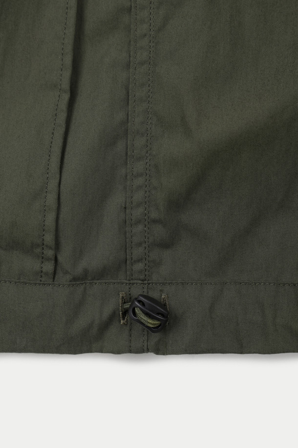 SAGE DE CRET (사지 드 크레) 코튼 트윌 타입라이터 파카는 남성용 아우터로, 봄, 가을에 착용하기 좋습니다. 밀리터리, 캐주얼 무드를 동시에 느낄 수 있으며, 숏 기장의 무지 파카입니다. 부드러운 촉감의 면, 나일론 혼방 소재로 제작되었으며, 오버핏으로 편안하게 착용 가능합니다. 후드 및 허리, 밑단 스트링 조절, YKK 지퍼, 소매 밴딩, 사이드 포켓 등의 디테일로 실용성을 더했습니다. 동네 마실룩, 산책룩, 가을 나들이룩 등 다양한 TPO에 캐주얼, 미니멀, 워크웨어 스타일로 연출해보세요.
