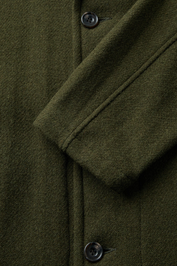 SAGE DE CRET(사지 드 크레) 해리스 트위드 울스터 칼라 롱 코트는 남성용 롱 코트입니다. 올리브 그린 컬러의 해리스 트위드 소재로 제작되어 가을, 겨울 시즌에 적합하며, 클래식하고 모던한 스타일을 연출합니다. 세미 오버핏으로 편안함과 세련됨을 동시에 잡았으며, 울 소재 특유의 부드러운 촉감이 특징입니다. 가먼트 워싱 가공, 힙 포켓, 슬릿 포켓, 패치 포켓, 오프화이트 파이핑 테이프 마감 등의 디테일이 돋보입니다. 출근룩, 겨울 데일리룩, 모임룩 등 다양한 TPO에 클래식, 미니멀, 시크한 스타일로 활용하기 좋습니다.
