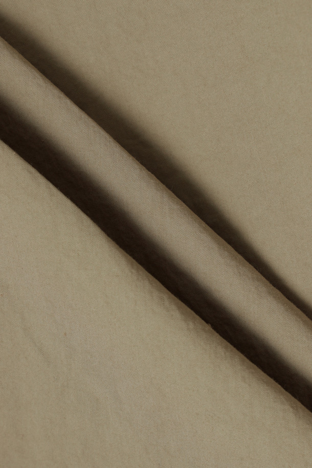 SAGE DE CRET (세이지 드 크레) 코튼 트윌 타입라이터 셔츠 재킷입니다. 봄, 가을에 어울리는 베이지 컬러의 남성 셔츠 재킷으로, 클래식과 미니멀 스타일을 모두 만족시킵니다. 부드러운 촉감의 면 소재로 제작되었으며, 얇은 두께감으로 편안하게 착용 가능합니다. 오버핏과 루즈핏으로 디자인되어 편안한 착용감을 선사하며, 데이트룩, 카페룩 등 다양한 TPO에 활용하기 좋습니다. 패치 포켓, 가슴 포켓, 커프스 단추, 라운드 밑단, 앞뒤 길이 차이, 고밀도 제직 등의 디테일이 돋보입니다.
