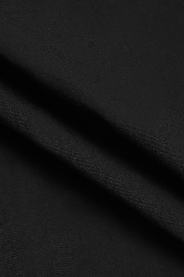 SAGE DE CRET(사지 드 크레) 코튼 트윌 타입라이터 셔츠 재킷은 미니멀하고 클래식한 스타일을 추구하는 남성을 위한 아우터입니다. 부드러운 촉감의 면 소재로 제작되었으며, 봄, 가을에 착용하기 적합합니다. 블랙 컬러의 무지 디자인에 오버핏 또는 루즈핏으로 편안하게 연출할 수 있습니다. 셔츠형 코트 타입으로, 얇은 두께감과 긴 소매 기장이 특징입니다. 패치 포켓, 가슴 포켓, 커프스 단추, 라운드 밑단, 앞뒤 기장 차이 등의 디테일로 완성도를 높였습니다. 출근룩이나 비즈니스 캐주얼 스타일에도 잘 어울립니다.
