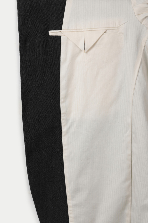 SAGE DE CRET(사쥬 드 크레) 울/린넨 Serge 테일러드 재킷은 남성을 위한 클래식과 빈티지 무드를 담은 아우터입니다. 다크 그레이 컬러의 무지 패턴으로, 오피스룩, 비즈니스 캐주얼, 모임룩 등 다양한 TPO에 활용하기 좋습니다. 울과 린넨 혼방 소재로 제작되어 부드러운 촉감과 드라이한 질감을 제공하며, 봄/가을 시즌에 적합합니다. 얇은 두께감에 오버핏으로 제작되어 편안한 착용감을 선사하며, 3버튼 여밈 방식과 코튼 안감, 텀블링 가공, 자연스러운 광택 디테일이 돋보입니다. 클래식, 미니멀, 시크 스타일을 즐기는 분들께 추천합니다.
