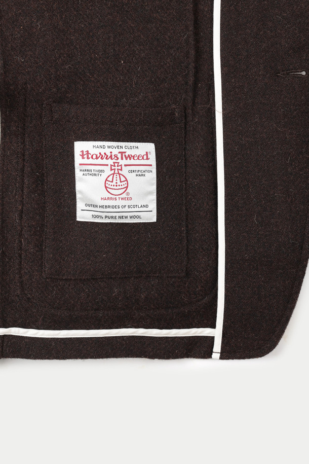 세이지 드 크레(SAGE DE CRET) 해리스 트위드 테일러드 재킷은 클래식하고 우아한 스타일을 추구하는 남성을 위한 아우터입니다. 브라운 컬러의 부드러운 울 소재에 해리스 트위드 패턴을 더해 고급스러운 분위기를 자아냅니다. 가을과 겨울 시즌, 오피스룩, 비즈니스 캐주얼, 모임룩 등 다양한 TPO에 활용하기 좋습니다. 오버핏 실루엣과 싱글 버튼 여밈, 패치 포켓 디테일이 특징이며, 오프화이트 파이핑 테이프 마감과 가먼트 워싱 가공으로 완성도를 높였습니다. 미니멀하고 시크한 스타일을 선호하는 분들께 추천합니다.
