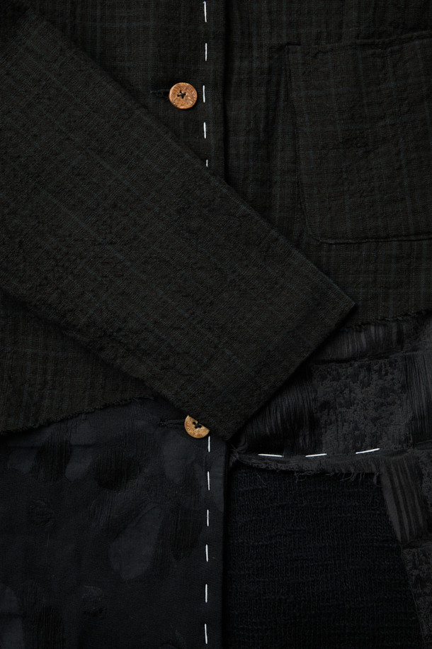 CHIAHUNG SU (치아홍 수) 핸드 우븐 다이드 패치워크 로잉 재킷은 가을, 겨울 시즌에 어울리는 모던 스타일의 아우터입니다. 블랙 컬러의 레귤러핏 재킷으로, 핸드다잉 염색 기법으로 제작된 패치워크 디자인이 특징입니다. 유기농 면 60%, 유기농 울 30%, 유기농 린넨 10%의 혼방 소재로 제작되어 편안한 착용감을 선사합니다. 1960년대 일본 나고야 빈티지 기모노 원단을 안감으로 사용하여, 클래식, 미니멀, 시크 스타일을 연출하기 좋습니다. 데이트룩, 모임룩, 비즈니스 캐주얼에 활용하기 좋은 아이템입니다.
