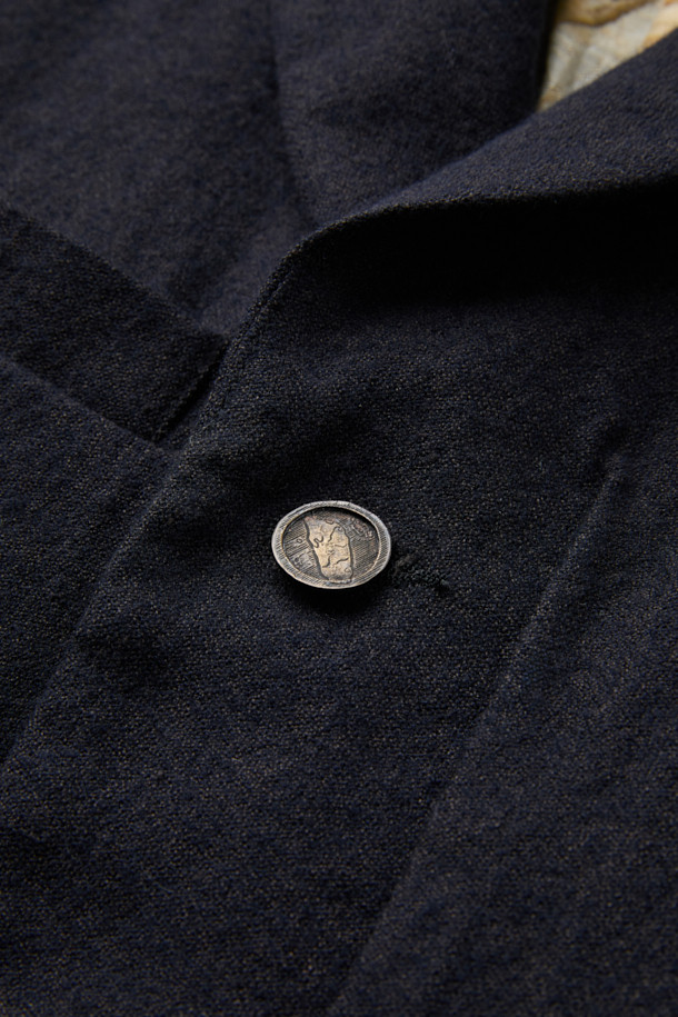 CHIAHUNG SU (치아홍 수) 핸드 우븐 & 다이드 플리팅 라이트 블레이저는 오가닉 울 100% 소재로 제작되어 부드러운 촉감을 선사합니다. 아이치 지역 원사로 염색한 블랙 컬러의 모던한 무드가 돋보이며, 핸드위빙 기법과 플리팅 디테일이 특징입니다. 봄, 가을 시즌에 활용하기 좋은 크롭 기장의 싱글 버튼 레귤러핏 블레이저로, 오피스룩, 비즈니스 캐주얼, 모임룩 등 다양한 TPO에 활용 가능한 아이템입니다. 클래식, 미니멀, 시크 스타일에 매치하여 세련된 스타일을 연출해보세요. 얇은 두께감으로 편안하게 착용할 수 있으며, 긴 소매 디자인으로 포멀한 분위기를 더합니다.
