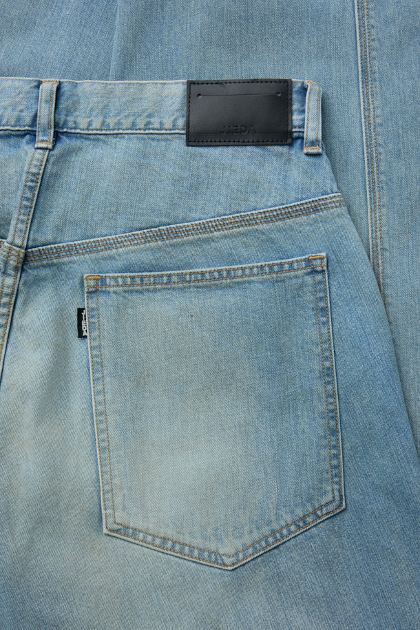 JIEDA(지에다) 유즈드 3D 워크 데님 팬츠는 남성용 데님 팬츠입니다. 블루 컬러의 데님 소재로 제작되었으며, 봄, 여름, 가을 계절에 착용하기 좋습니다. 와이드핏으로 캐주얼, 스트릿 스타일을 연출하기 좋으며, 입체적인 3D 패턴과 사이드 심 비틀림 디자인이 특징입니다. 짧은 밑위와 슬림한 허리라인, 히게(주름) 가공, 트리플 스티치 디테일이 돋보입니다. 데이트룩, 모임룩, 캐주얼, 스트리트, 미니멀 스타일 연출에 활용할 수 있습니다.
