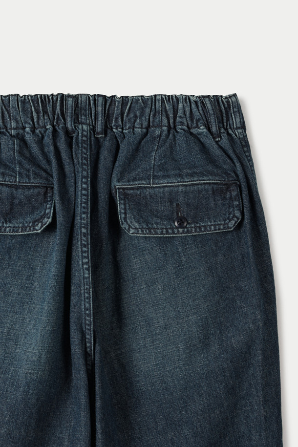 SAGE DE CRET (사지 드 크레) 데님 싱글 플리츠 와이드 팬츠는 클래식과 캐주얼 스타일을 모두 아우르는 남성용 데님 팬츠입니다. 인디고 컬러의 데님과 린넨 혼방 소재로 제작되어 봄, 여름 시즌에 시원하고 편안하게 착용할 수 있습니다. 루즈핏과 와이드 핏으로 트렌디한 실루엣을 연출하며, 플리츠 디테일이 특징입니다. 버튼과 지퍼 여밈, 양 사이드 포켓, 가먼트 워싱 처리, 넓은 시접 디테일 등 섬세한 디테일이 돋보입니다. 데이트룩, 쇼핑룩 등 다양한 TPO에 미니멀한 스타일로 활용하기 좋습니다.
