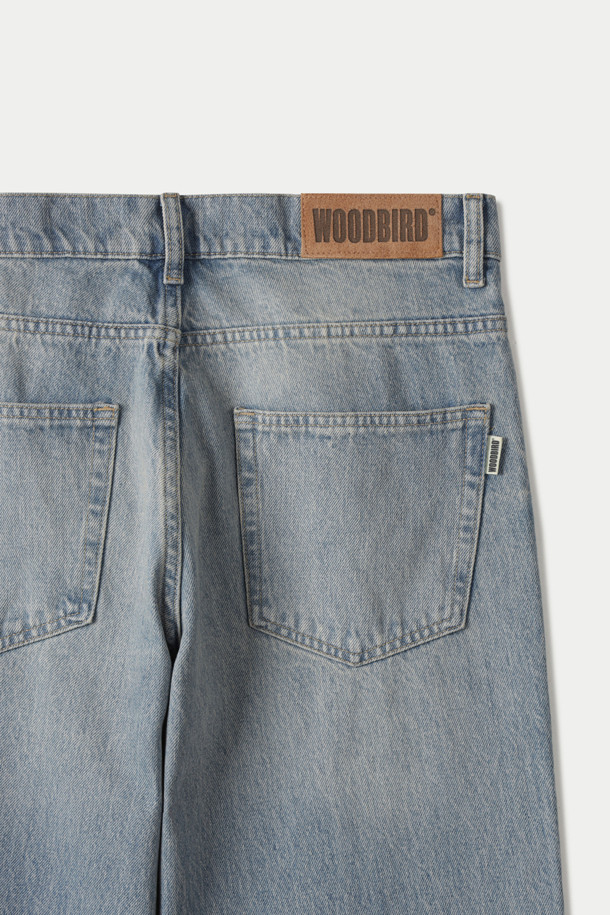 WOODBIRD(우드버드) Leroy 던 더스트 데님은 남성용 데님 팬츠입니다. 연청 컬러의 무지 디자인으로, 봄, 여름, 가을에 착용하기 좋습니다. 부드러운 촉감의 데님 소재에 루즈핏과 테이퍼드 핏을 더하여 편안하면서도 스타일리시한 핏을 연출합니다. 5포켓 디자인과 버튼과 지퍼 플라이 여밈, 은은한 솔기 디테일, 우드버드 로고 백 패치로 포인트를 더했습니다. 데이트룩, 쇼핑룩 등 데일리룩에 활용하기 좋으며, 클래식, 미니멀, 캐주얼 스타일을 모두 소화할 수 있습니다.
