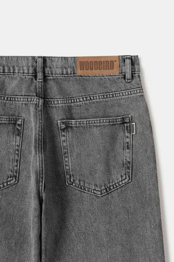 WOODBIRD(우드버드) Leroy(레로이) 애쉬 그레이 데님 팬츠는 미니멀하고 클래식한 스타일을 추구하는 당신을 위한 데일리 아이템입니다. 부드러운 촉감의 데님 소재로 제작되어 사계절 내내 편안하게 착용 가능하며, 루즈핏과 테이퍼드 핏의 조화로 트렌디한 실루엣을 선사합니다. 애쉬 그레이 컬러는 어떤 상의와도 자연스럽게 어울려 다양한 스타일을 연출할 수 있습니다. 5포켓 디자인과 버튼, 지퍼 플라이 여밈, 은은한 솔기 디테일, 우드버드 로고 백 패치가 돋보이며, 동네 마실룩이나 쇼핑룩 등 캐주얼한 상황에 적합합니다.
