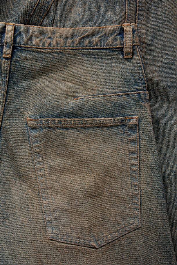 NVRFRGT(엔브이에프알지티) 3D 트위스티드 와이드 레그 데님 팬츠는 남성을 위한 캐주얼 스타일의 데님 팬츠입니다. 14oz 슬럽 방적사 인디고 데님 소재에 빈티지 워싱 가공을 더해 자연스러운 멋을 연출하며, 3D 패턴 메이킹과 입체 재단으로 편안한 루즈핏을 제공합니다. 뻣뻣한 촉감과 두꺼운 두께감으로 사계절 착용 가능하며, 데이트룩과 출근룩 등 다양한 TPO에 활용 가능합니다. 이중 사이드 솔기 디테일이 돋보이는 미니멀하고 클래식한 디자인의 와이드 팬츠입니다.
