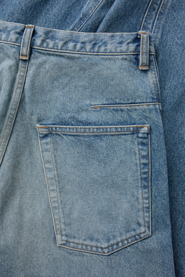 NVRFRGT(엔브이에프알지티) 3D 트위스티드 와이드 레그 데님 팬츠는 남녀 모두 착용 가능한 캐주얼 스타일의 데님 팬츠입니다. 14oz 슬럽 방적사 인디고 데님 소재에 빈티지 워싱 가공을 더해 자연스러운 멋을 살렸으며, 3D 패턴 메이킹과 입체 재단으로 편안한 착용감을 제공합니다. 와이드핏으로 트렌디함을 더하고, 두께감 있는 데님 소재와 뻣뻣한 촉감으로 묵직한 실루엣을 연출합니다. 데이트룩, 출근룩 등 다양한 TPO에 활용 가능한 매력적인 아이템입니다.
