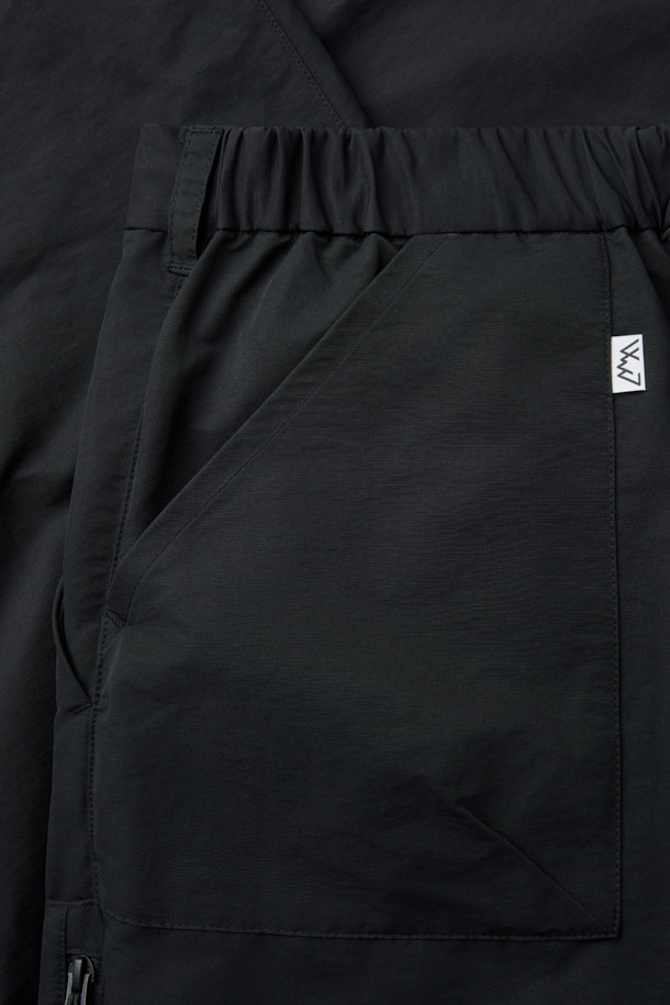 CMF 코드 팬츠는 아웃도어 활동과 일상생활 모두에 적합한 레귤러핏 긴바지입니다. 면과 나일론 혼방 소재로 제작되어 편안한 착용감과 내구성을 제공합니다. 허리에는 코드 스트링이 2개 내장되어 있으며, 밑단 스트링으로 핏 조절이 가능합니다. 블랙 컬러의 무지 디자인으로, 캐주얼 및 스포티 스타일을 연출하기 좋습니다. 사이드 포켓과 허벅지 패치 포켓이 있어 실용성을 더했습니다.
