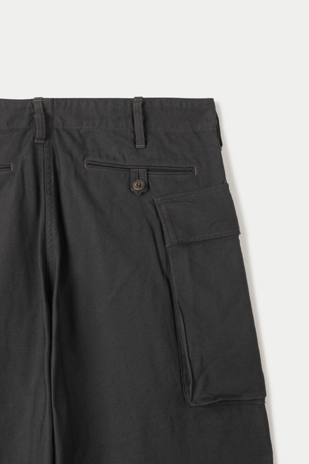 INNAT 43 카고 트라우저는 M-43 밀리터리 팬츠를 재해석하여 제작된 남성용 카고 팬츠입니다. 블랙 컬러의 백 새틴 소재로 제작되어 사계절 내내 착용 가능하며, 일상 및 밀리터리 스타일을 모두 소화할 수 있습니다. 레귤러핏으로 편안한 착용감을 제공하며, 가스 플랩 디테일과 대형 카고 포켓이 특징입니다. 이중 벨트 루프 구조와 식물성 하이브리드 염색, 천연 색소를 사용하여 워크웨어, 클래식, 캐주얼 스타일을 연출하기 좋습니다. 여행룩과 가을 나들이룩에 활용하여 스타일리시함을 더해보세요.
