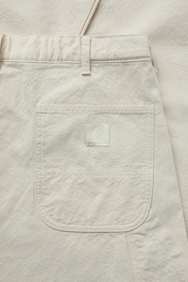 INNAT(인낫) 페인터 팬츠는 클래식, 캐주얼, 워크웨어 스타일을 아우르는 남성용 바지입니다. 아이보리, 베이지 두 가지 색상으로 출시되었으며, 봄, 여름, 가을 3계절 모두 착용 가능합니다. 10온스 경량의 부드러운 면 소재로 제작되어 편안한 착용감을 선사하며, 밴딩 처리로 활동성을 높였습니다. 빈티지 워싱과 트리플 니들 스티치 디테일, 버튼플라이 여밈, 오가닉 코튼 사용으로 내구성과 디자인 완성도를 높였습니다. 레귤러핏의 긴 기장으로 어떤 상의와도 자연스럽게 매치하여 멋스러운 룩을 연출할 수 있습니다.
