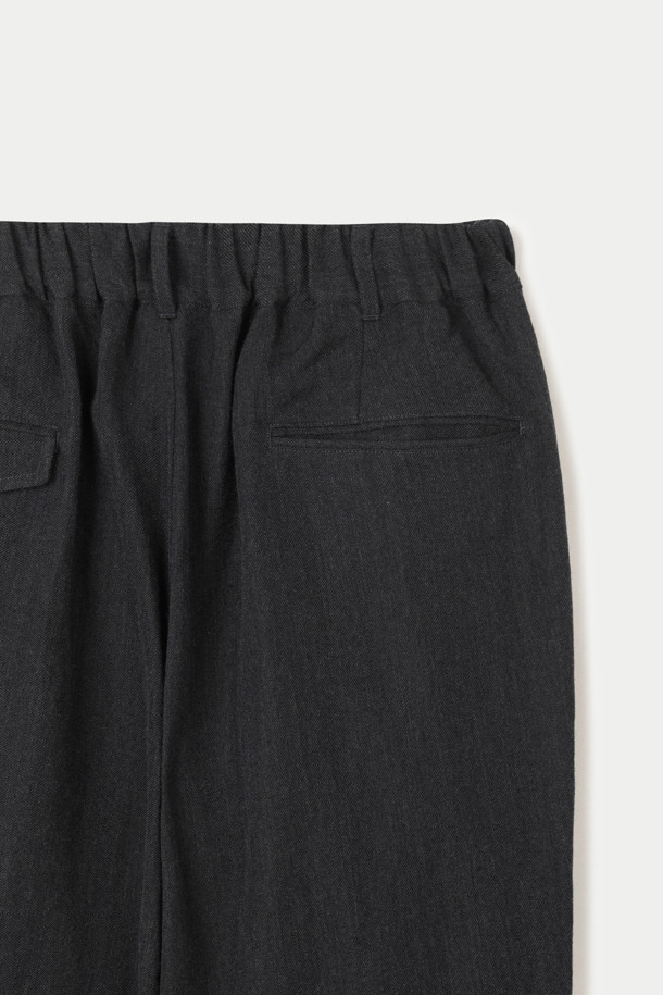 SAGE DE CRET (세이지 드 크레) 울/린넨 Serge 테이퍼드 팬츠는 남성용 바지로, 봄과 가을에 착용하기 적합합니다. 블랙, 차콜 컬러로 출시되었으며, 우아하고 모던하며 클래식한 스타일을 연출합니다. 울과 린넨 혼방 소재로 제작되어 부드러운 촉감을 자랑하며, 얇은 두께감으로 편안한 착용감을 선사합니다. 하이라이즈 디자인에 뒷밴딩 처리, 무릎 부분 안감 처리가 되어있으며, 텀블링 가공을 통해 자연스러운 광택을 더했습니다. 오피스룩, 비즈니스 캐주얼, 모임룩 등 다양한 TPO에 매치하여 클래식하고 미니멀하며 시크한 스타일을 완성해보세요.
